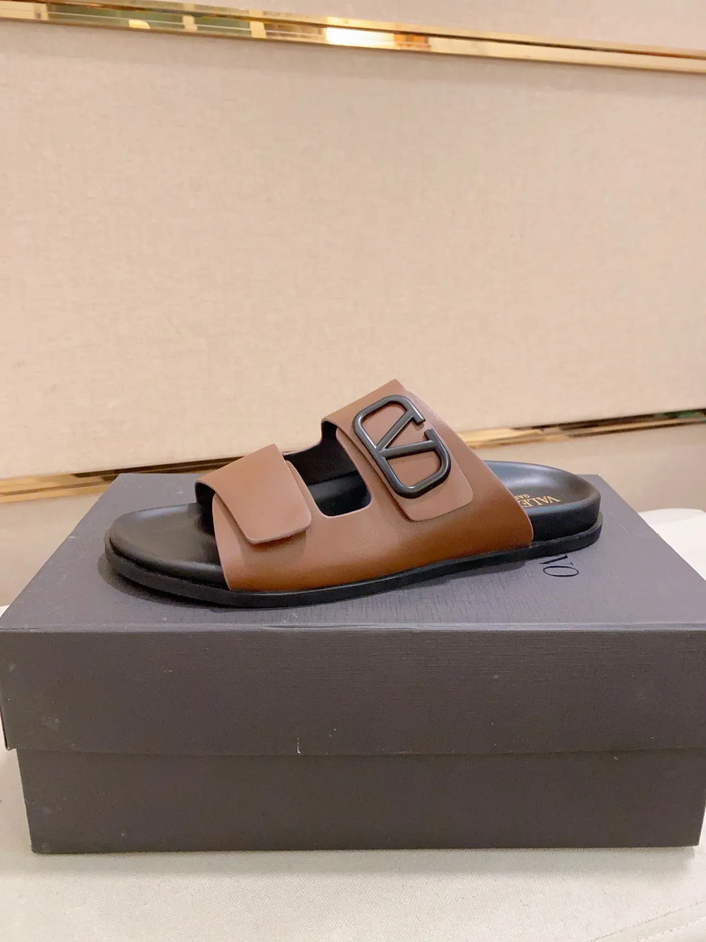 Men's shoes💰: 440💰[Valentino] New men's boutique slippers, counter quality, classic plaid, the actual workmanship is quite complex🔰The uppers are made of imported fabrics➕🐑Sheepskin lining, which tests the craftsman's craftsmanship➕original PU outsole. Size: 38-44 (45 can be customized, non-refundable)